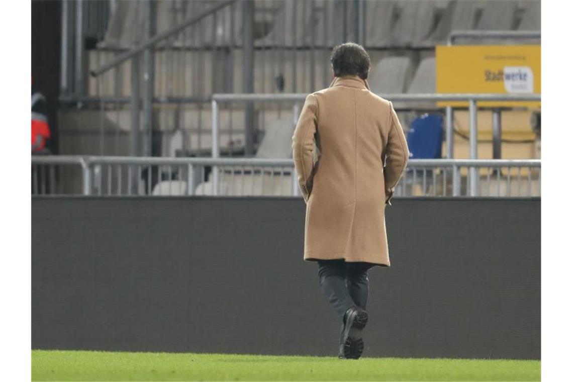 Hertha-Trainer Bruno Labbadia sucht nach Erklärungen für die Leistung seiner Spieler. Foto: Friso Gentsch/dpa