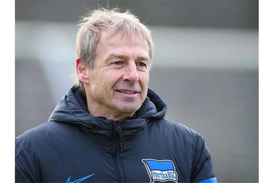 Klinsmann auch länger Hertha-Trainer? Hertha-Trainer Jürgen Klinsmann plant erst einmal bis zum Sommer. Foto: Andreas Gora/dpa