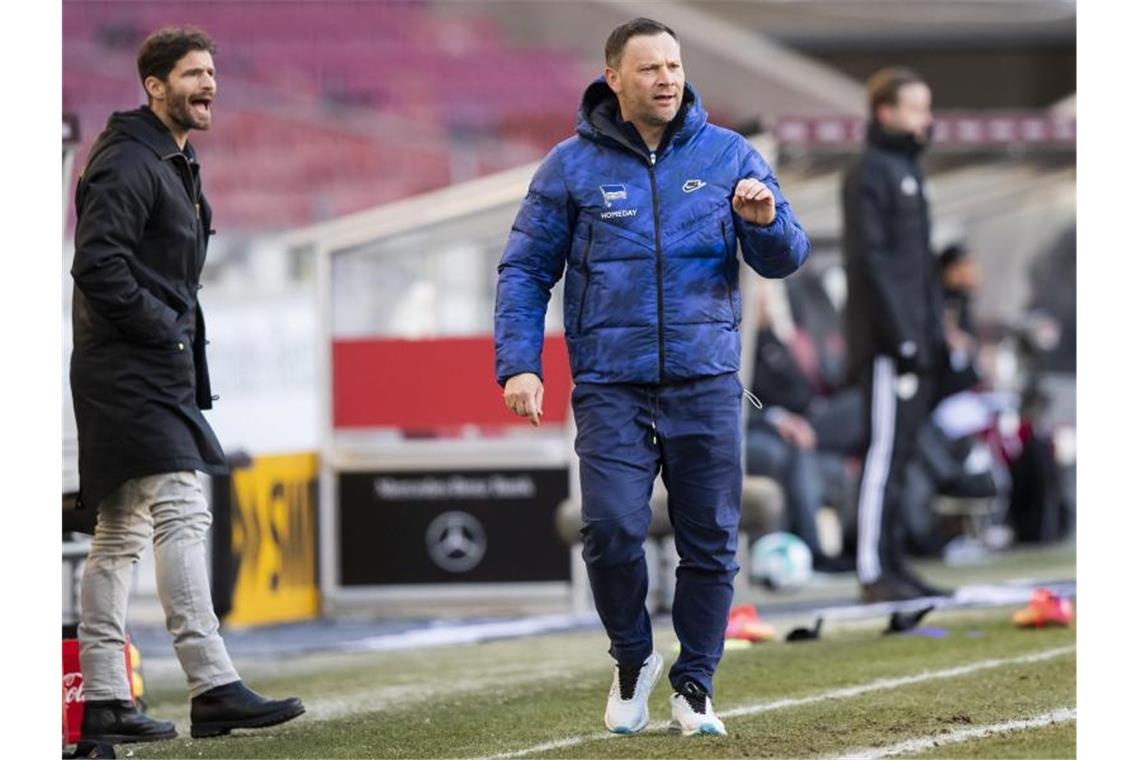Hertha nach Quarantäne vor Spagat - „Als Vorteil sehen“ Hertha-Trainer Pal Dardai (r) war mit den ersten Trainingseinheiten nach der Quarantäne sehr zufrieden. Foto: Tom Weller/dpa