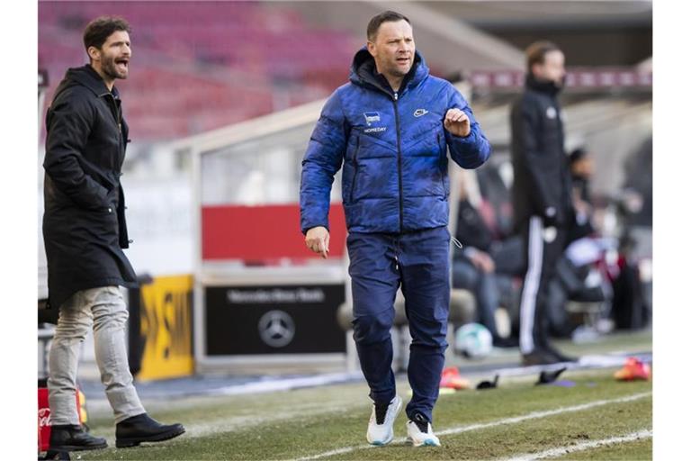 Hertha-Trainer Pal Dardai (r) war mit den ersten Trainingseinheiten nach der Quarantäne sehr zufrieden. Foto: Tom Weller/dpa