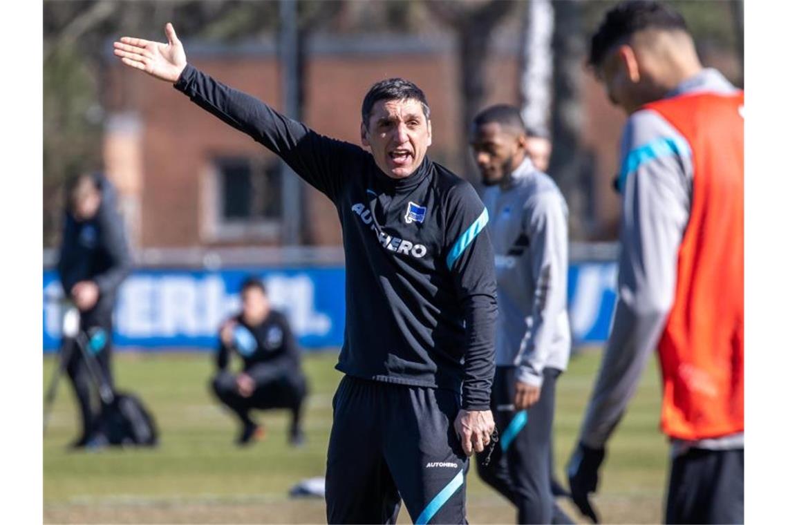 Darüber spricht die Liga: Krisenduell und Krisenduell Hertha-Trainer Tayfun Korkut steht unter Erfolgsdruck. Foto: Andreas Gora/dpa