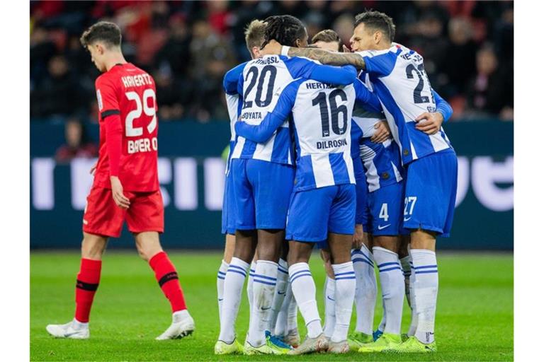 Hertha BSC feierte in Leverkusen den zweiten Sieg unter der Leitung von Trainer Jürgen Klinsmann. Foto: Rolf Vennenbernd/dpa