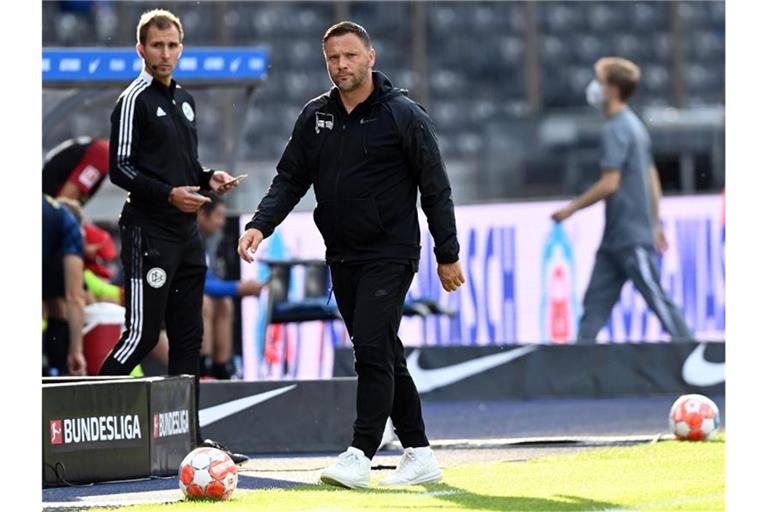 Herthas Cheftrainer Pal Dardai verlässt bei Spielende die Coaching-Zone. Foto: Soeren Stache/dpa-Zentralbild/dpa