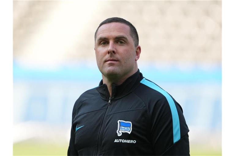 Herthas Co-Trainer Mark Fotheringham kommt vor Spielbeginn auf den Platz. Foto: Soeren Stache/dpa-Zentralbild/dpa