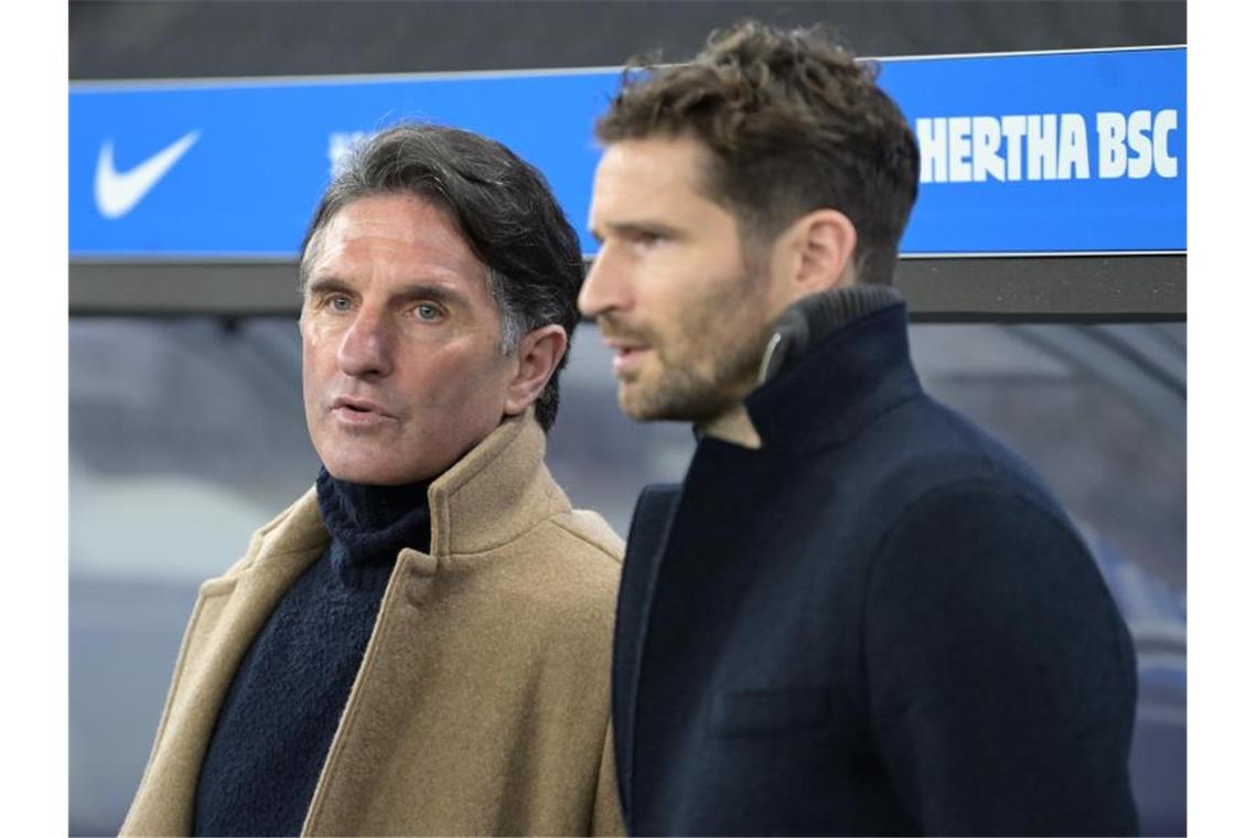 Herthas Ex-Trainer Bruno Labbadia (l) und Sportdirektor Arne Friedrich. Foto: Soeren Stache/dpa-Zentralbild/ZB