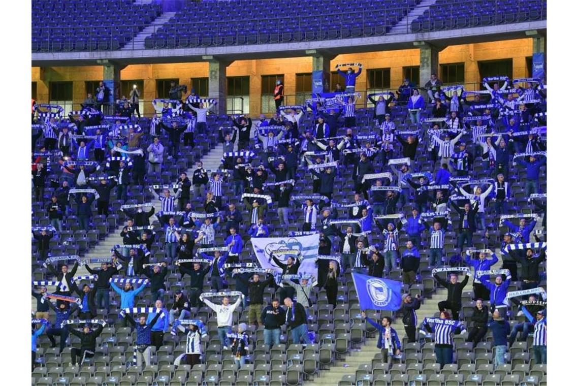 Herthas Fans in der Ostkurve begrüßen die Mannschaft vor Spielbeginn. Foto: Soeren Stache/dpa-Zentralbild/dpa