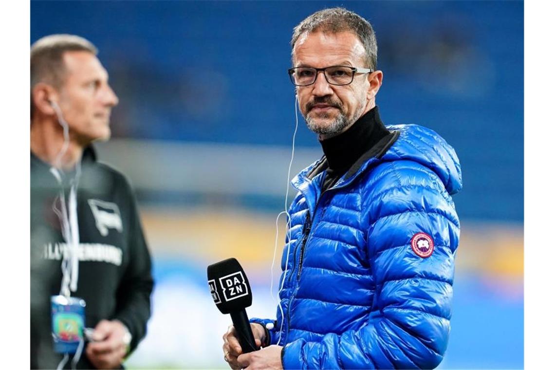 Herthas Geschäftsführer Fredi Bobic gibt ein Interview. Foto: Uwe Anspach/dpa