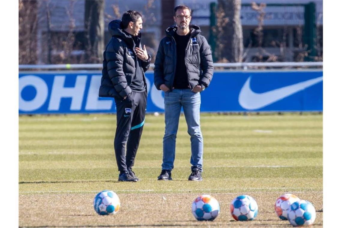 Berliner Super-Chaos: Korkut muss gehen, Hertha sucht Retter Herthas Geschäftsführer Fredi Bobic (r) hat Trainer Tayfun Korkut das Vertrauen entzogen. Foto: Andreas Gora/dpa