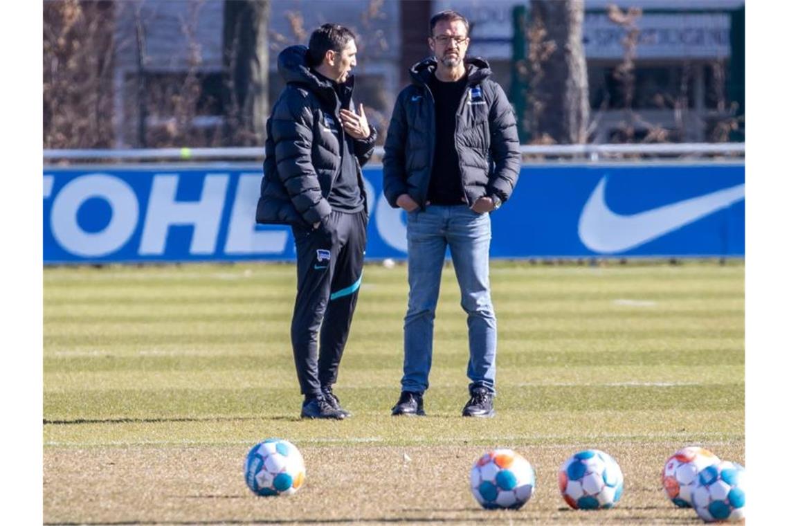 Hertha hält an Trainer Korkut fest - Klartext an die Profis Herthas Geschäftsführer Fredi Bobic (r) stärkt Trainer Tayfun Korkut weiter den Rücken. Foto: Andreas Gora/dpa