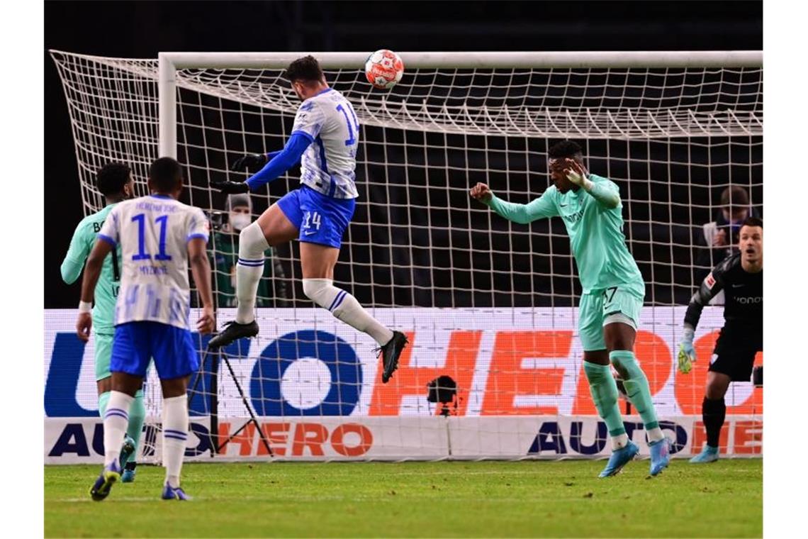 Herthas Ishak Belfodil (2.v.l.) köpft zur Berliner 1:0-Führung ein. Foto: Soeren Stache/dpa-Zentralbild/dpa