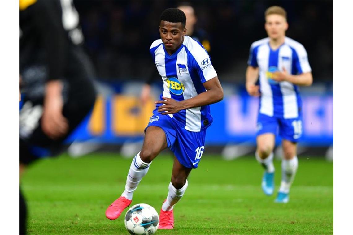 Der Bundesliga-Samstag: Verfolgerduell und Abstiegskampf Herthas Javairo Dilrosun im Dribbling - am Samstag trifft er auf die Mainzer Abwehrreihen. Foto: Soeren Stache/dpa-Zentralbild/dpa