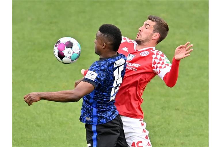 Herthas Jhon Córdoba (l) in Aktion gegen den Mainzer Stefan Bell. Foto: Torsten Silz/dpa