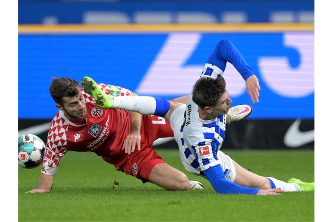 Herthas Krzysztof Piatek (r) und Mainz-Profi Alexander Hack teilten sich mit ihren Teams torlos die Punkte. Foto: Soeren Stache/dpa-Zentralbild/ZB