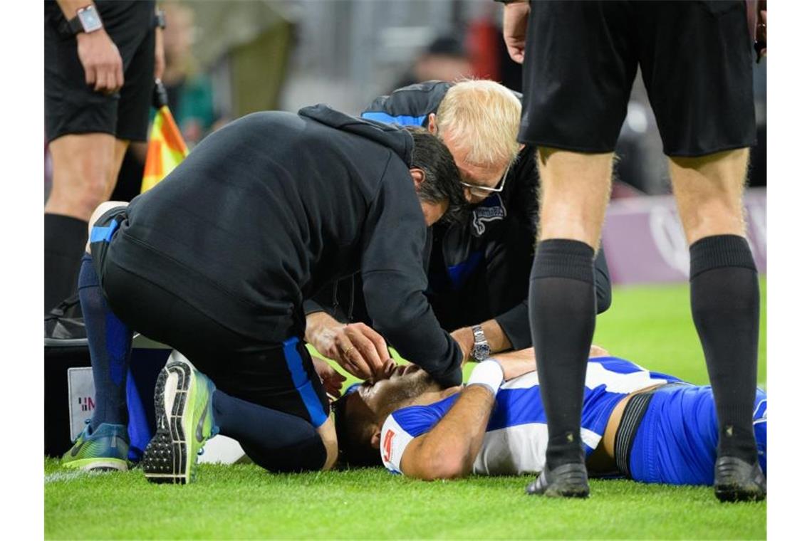 Bayern-Fehlstart trotz Lewandowski-Doppelpack Herthas Marko Grujic musste nach seinem Treffer behandelt werden. Foto: Matthias Balk