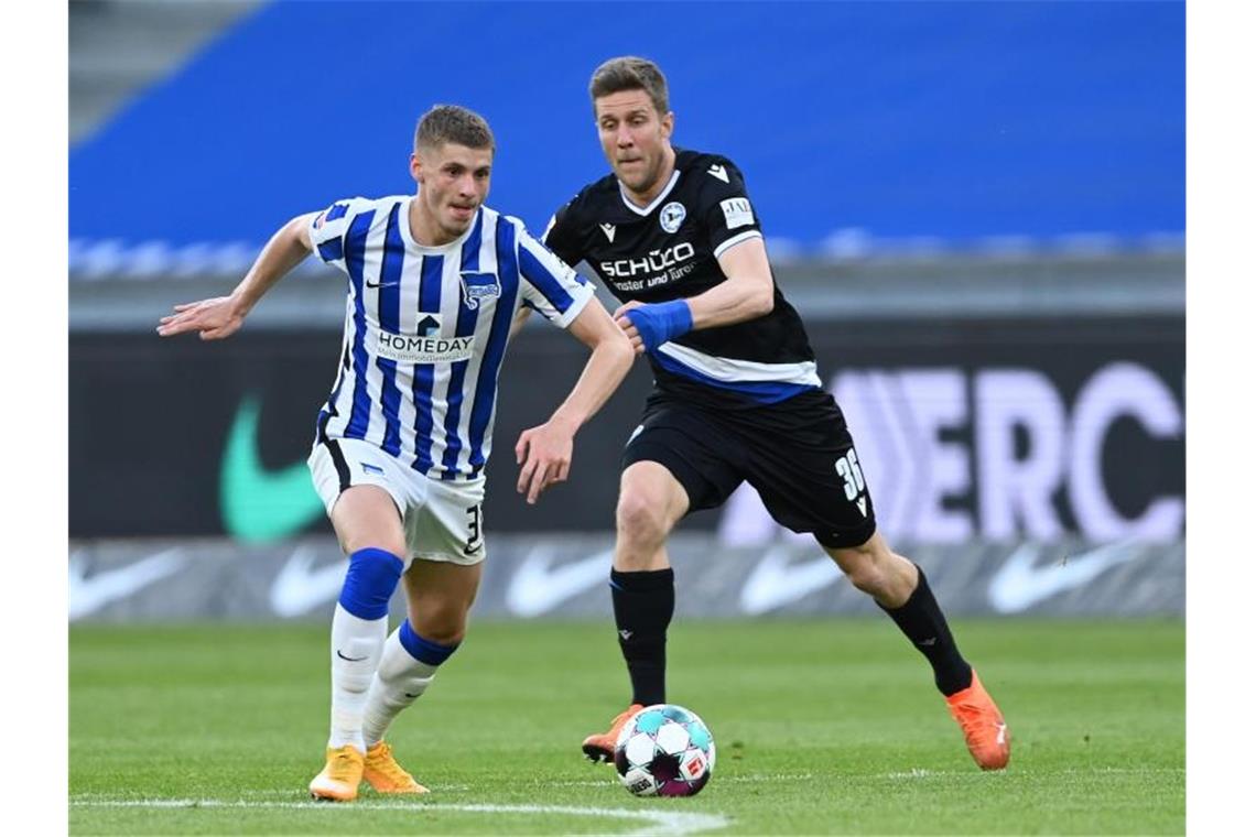 Sven Schipplock geht für VfB Stuttgart II auf Torejagd Herthas Marton Dardai und Bielefelds Sven Schipplock (r) in Aktion. Foto: Soeren Stache/dpa-Pool/dpa