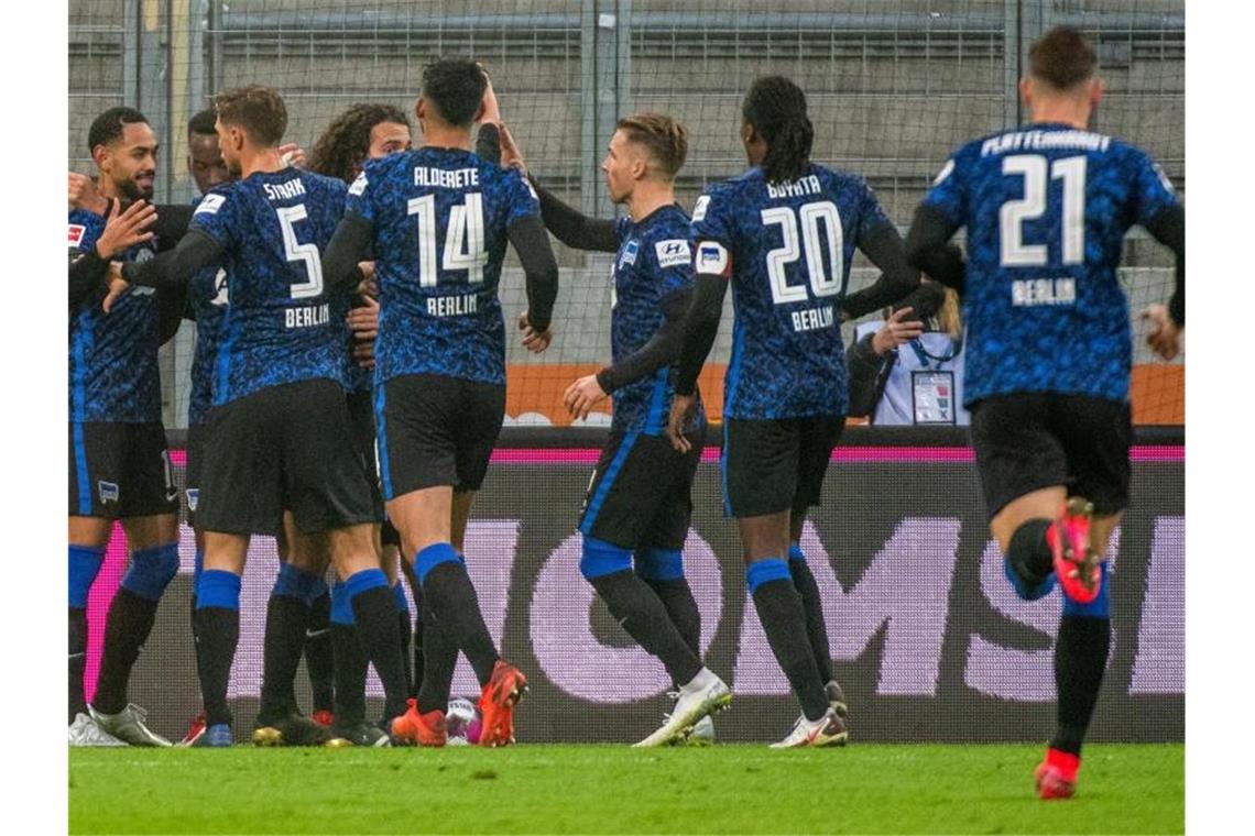 Herthas Matheus Cunha lässt sich von der Berliner Mannschaft nach seinem Tor feiern. Foto: Stefan Puchner/dpa-Pool/dpa