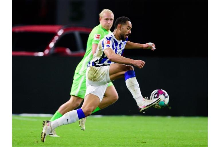 Herthas Matheus Cunha (r) behauptet gegen Wolfsburgs Xaver Schlager den Ball. Foto: Soeren Stache/dpa-Zentralbild/dpa