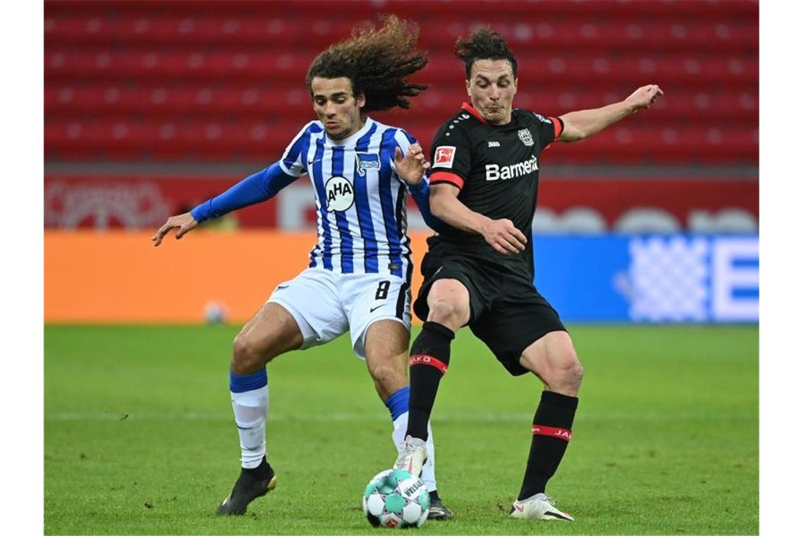 Müdes Bayer verpasst Aufstieg zum Bayern-Jäger Herthas Matteo Guendouzi (l) im Zweikampf mit Leverkusens Julian Baumgartlinger. Foto: Ina Fassbender/AFP Pool/dpa