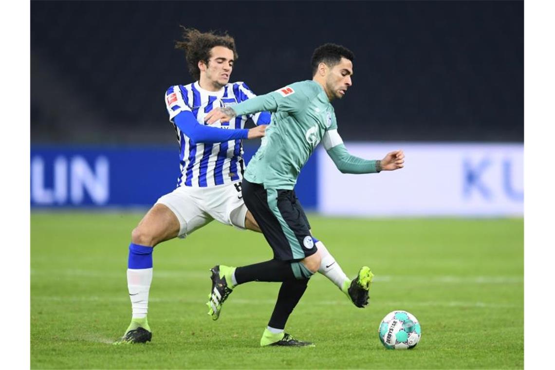 Bundesliga: Das war der Samstag, das kommt am Sonntag Herthas Matteo Guendouzi (l) und Schalkes Omar Mascarell kämpfen um den Ball. Foto: Annegret Hilse/Pool via REUTERS/dpa/