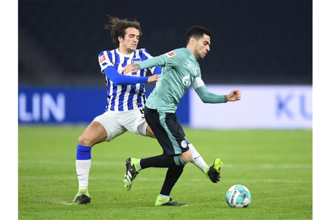 Herthas Matteo Guendouzi (l) und Schalkes Omar Mascarell kämpfen um den Ball. Foto: Annegret Hilse/Pool via REUTERS/dpa/