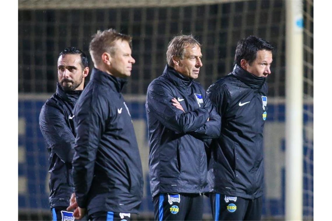 Herthas neuer Trainer-Stab: Co-Trainer Alexander Nouri (l-r), Co-Trainer Markus Feldhoff, Trainer Jürgen Klinsmann und Athletiktrainer Henrik Kuchno. Foto: Andreas Gora/dpa