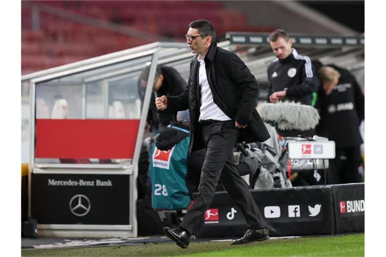 Herthas neuer Trainer Tayfun Korkut ballt nach dem Abpfiff in Stuttgart die Faust. Foto: Tom Weller/dpa