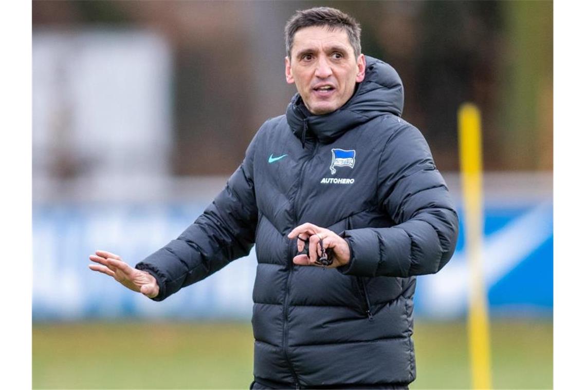 Stürmischer Beginn für Korkut - Hertha-Mission gestartet Herthas neuer Trainer Tayfun Korkut leitet die Spieler bei seinem ersten Training nach dem Amtsantritt an. Foto: Andreas Gora/dpa