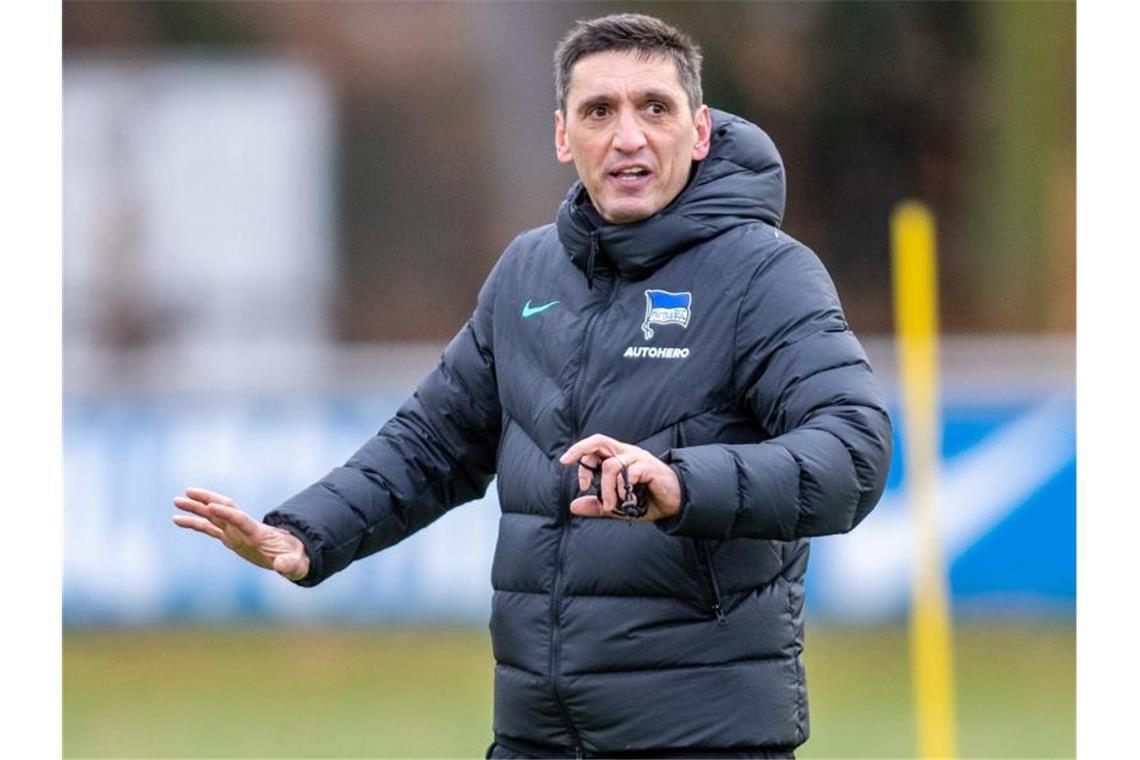 Herthas neuer Trainer Tayfun Korkut leitet die Spieler bei seinem ersten Training nach dem Amtsantritt an. Foto: Andreas Gora/dpa