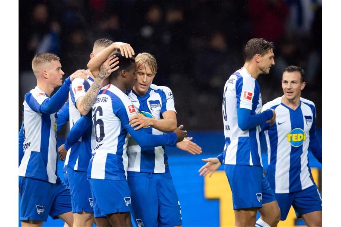 Herthas Spieler bejubeln das 2:1 gegen Fortuna Düsseldorf durch Javairo Dilrosun (M). Foto: Soeren Stache/dpa