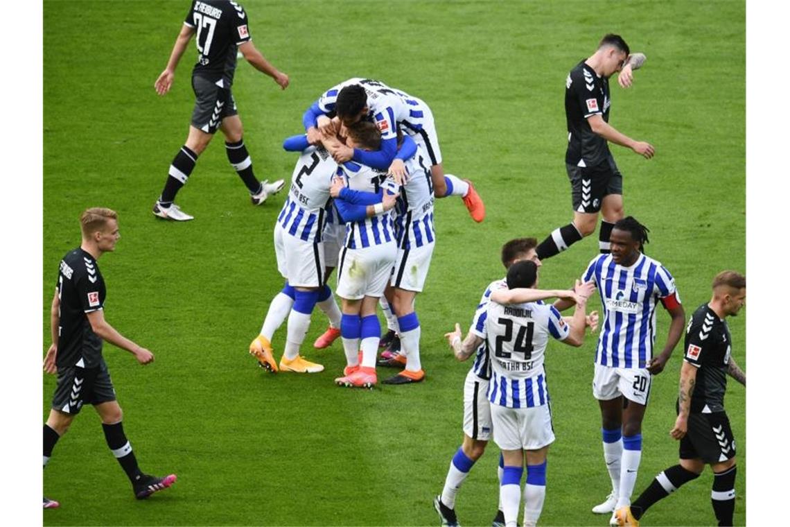 Herthas Spieler freuen sich nach dem Sieg. Foto: Annegret Hilse/Reuters-Pool/dpa