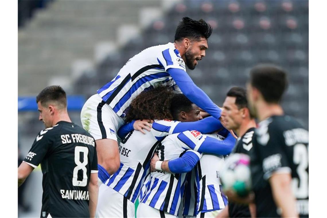 Herthas Spieler freuen sich über das Tor zum 2:0 durch Peter Pekarik. Foto: Michael Sohn/AP Pool/dpa