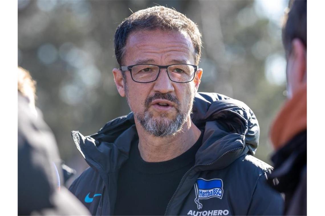 Magath kokettiert mit den Klischees: Mit harter Hand retten Herthas Sport-Geschäftsführer Fredi Bobic spricht bei einer Medienrunde zu den Journalisten. Foto: Andreas Gora/dpa
