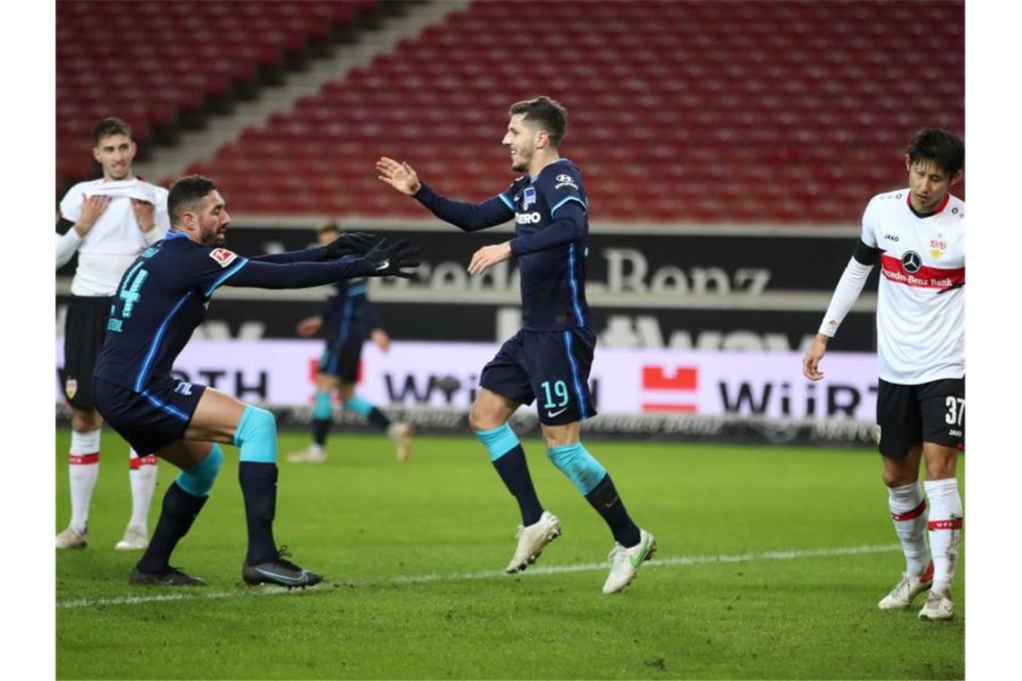Hertha feiert Teilerfolg - Korkut verteilt Komplimente Herthas Stevan Jovetic (M) bejubelt sein zweites Tor. Foto: Tom Weller/dpa