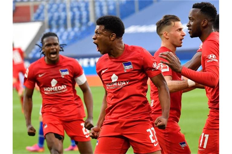 Herthas Stürmer Jessic Ngankam (2.v.l.) bejubelt sein Tor zum 1:2 mit Teamkollegen Dedryck Boyata (l), Peter Pekarik (2.v.r.) und Dodi Lukebakio (r). Foto: Martin Meissner/AP-Pool/dpa