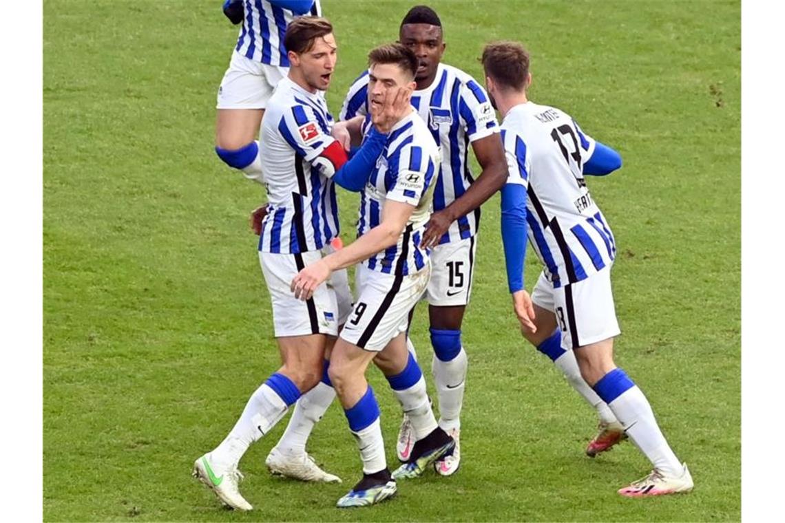 Herthas Stürmer Krzysztof Piatek (M, l) jubelt mit den Berliner Mannschaftskameraden über seinen Treffer zum zwischenzeitlichen 1:1. Foto: John Macdougall/afp POOL/dpa