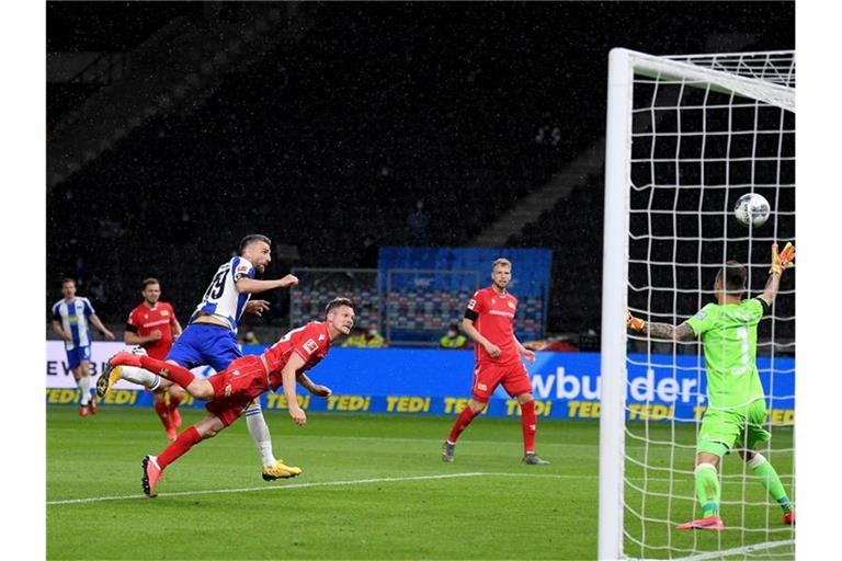 Herthas Sturm-Routinier Vedad Ibisevic (l) erzielte per Kopf das Tor zum 1:0. Foto: Stuart Franklin/Getty Images Europe/Pool/dpa