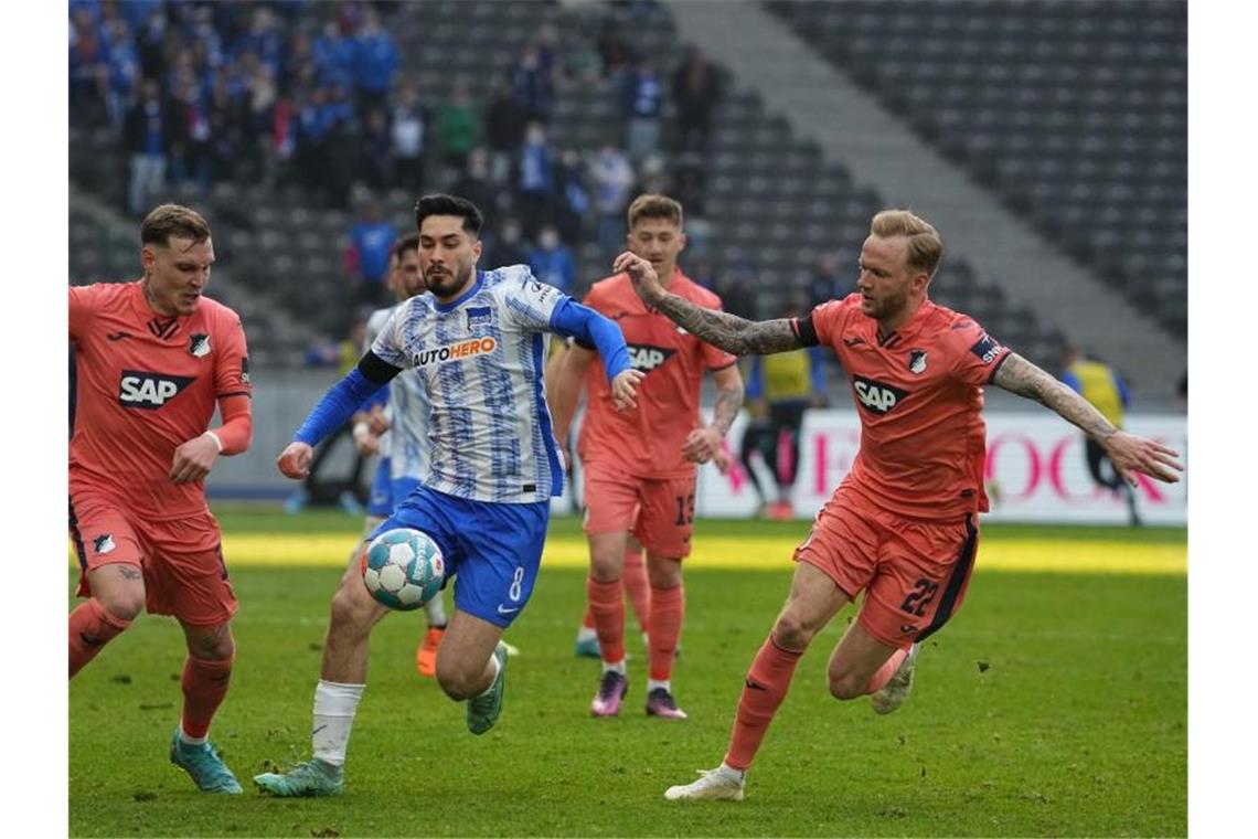 „Grottenschlecht“: Hoffenheims Patzer im Königsklassen-Kampf Herthas Suat Serdar (M) gegen Hoffenheims David Raum (l) und Hoffenheims Kevin Vogt (r). Foto: Soeren Stache/dpa-Zentralbild/dpa