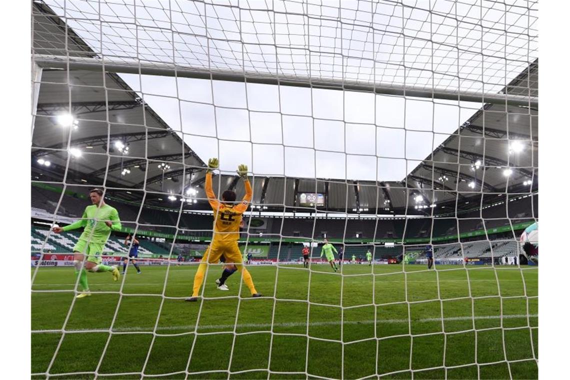 Herthas Torwart Rune Jarstein kann das Eigentor durch Mannschaftskamerad Lukas Klünter zum 0:1 nicht verhindern. Foto: Swen Pförtner/dpa