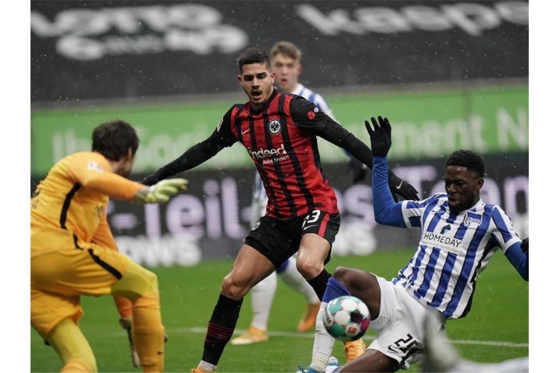 Bayern gewinnt gegen Hoffenheim - Auch RB Leipzig siegt Herthas Torwart Rune Jarstein (l) und Jordan Torunarigha (r) verhindern einen Torschuss des Frankfurters Andre Silva. Foto: Thomas Frey/dpa