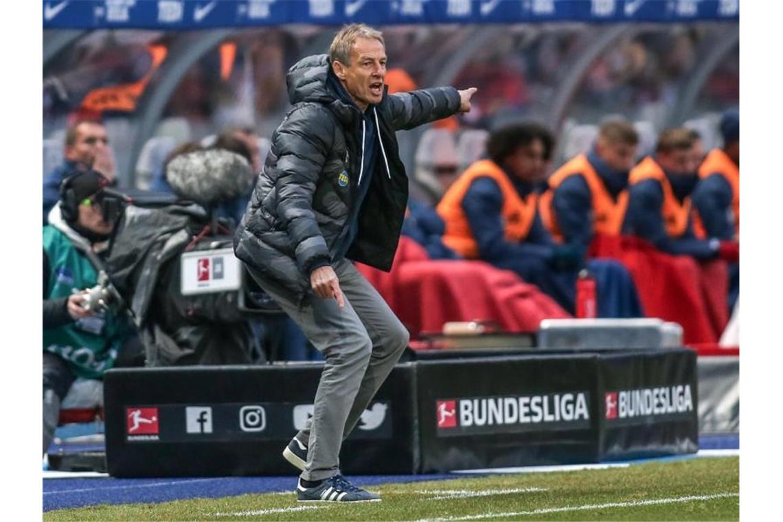 Herthas Trainer Jürgen Klinsmann gibt seiner Mannschaft vom Spielfeldrand aus gestikulierend Anweisungen. Foto: Andreas Gora/dpa