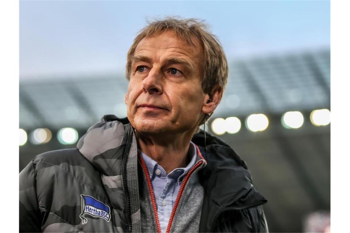 Herthas Trainer Jürgen Klinsmann steht im Stadion. Foto: Andreas Gora/dpa/Archiv