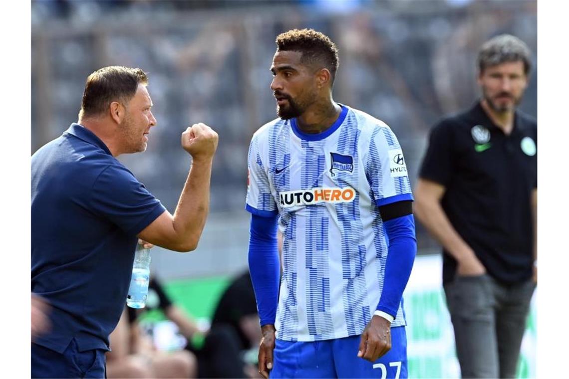 Themen der Bundesliga: Spitzenspiel, Landesduell und Hertha Herthas Trainer Pal Dardai (l) spricht mit Kevin-Prince Boateng an der Seitenauslinie. Foto: Soeren Stache/dpa-Zentralbild/dpa