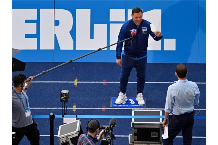 Herthas Trainer Pal Dardai (oben, r) spricht beim Interview vor dem Spiel. Foto: John Macdougall/AFP-Pool/dpa