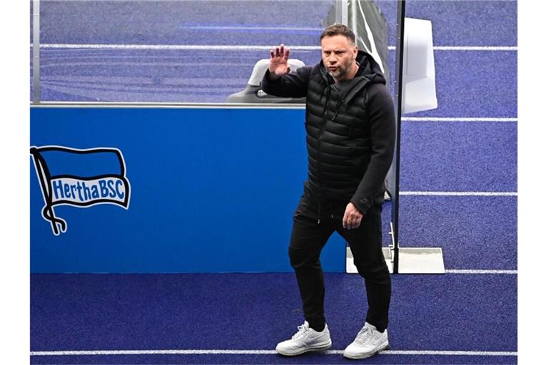 Herthas Trainer Pal Dardai winkt nach einem Spiel den Fotografen zu. Foto: Tobias Schwarz/AFP POOL/dpa