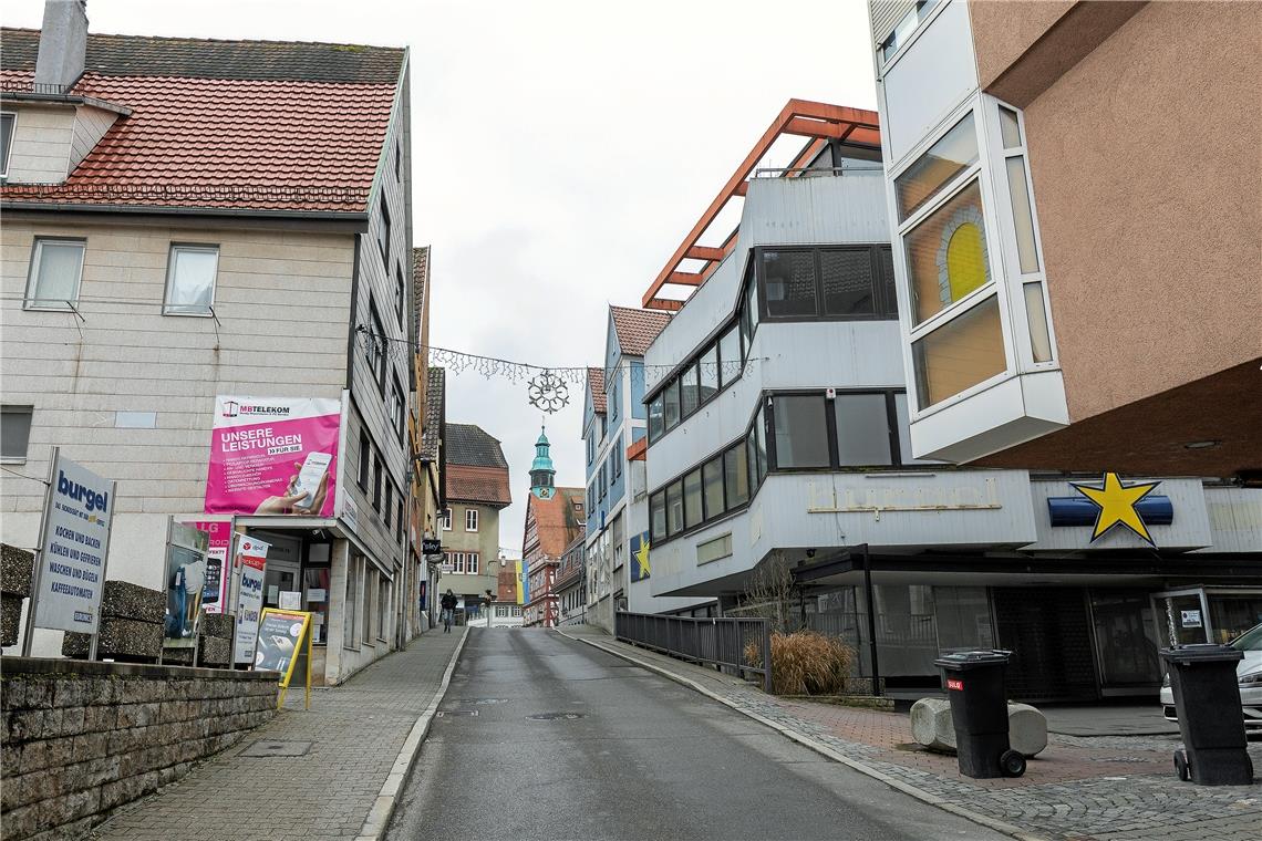 Heruntergekommene Gebäude und leer stehende Läden: Die untere Marktstraße ist kein Schmuck für die Backnanger Innenstadt.Foto: J. Fiedler