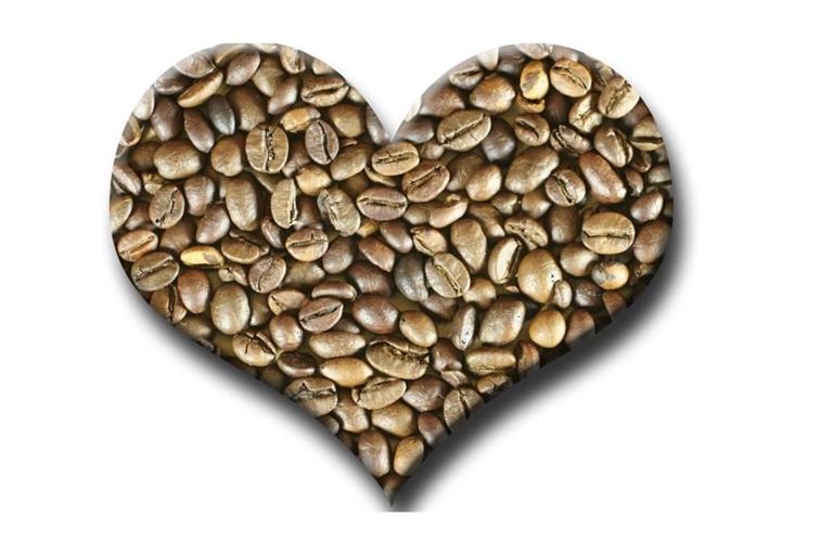 Herz aus Kaffeebohnen: Ein moderater Kaffeekonsum von drei bis fünf Tassen am Tag ist für die Mehrheit der gesunden Erwachsenen unbedenklich und sogar gut für das Herz. Studien zeigen, dass regelmäßiger, mäßiger Kaffeegenuss das Risiko für Herz-Kreislauf-Erkrankungen, Herzinsuffizienz und Herzrhythmusstörungen (wie Vorhofflimmern) senken kann.