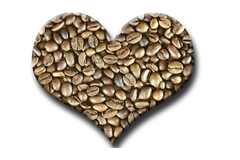 Herz aus Kaffeebohnen: Ein moderater Kaffeekonsum von drei bis fünf Tassen am Tag ist für die Mehrheit der gesunden Erwachsenen unbedenklich und sogar gut für das Herz. Studien zeigen, dass regelmäßiger, mäßiger Kaffeegenuss das Risiko für Herz-Kreislauf-Erkrankungen, Herzinsuffizienz und Herzrhythmusstörungen (wie Vorhofflimmern) senken kann.