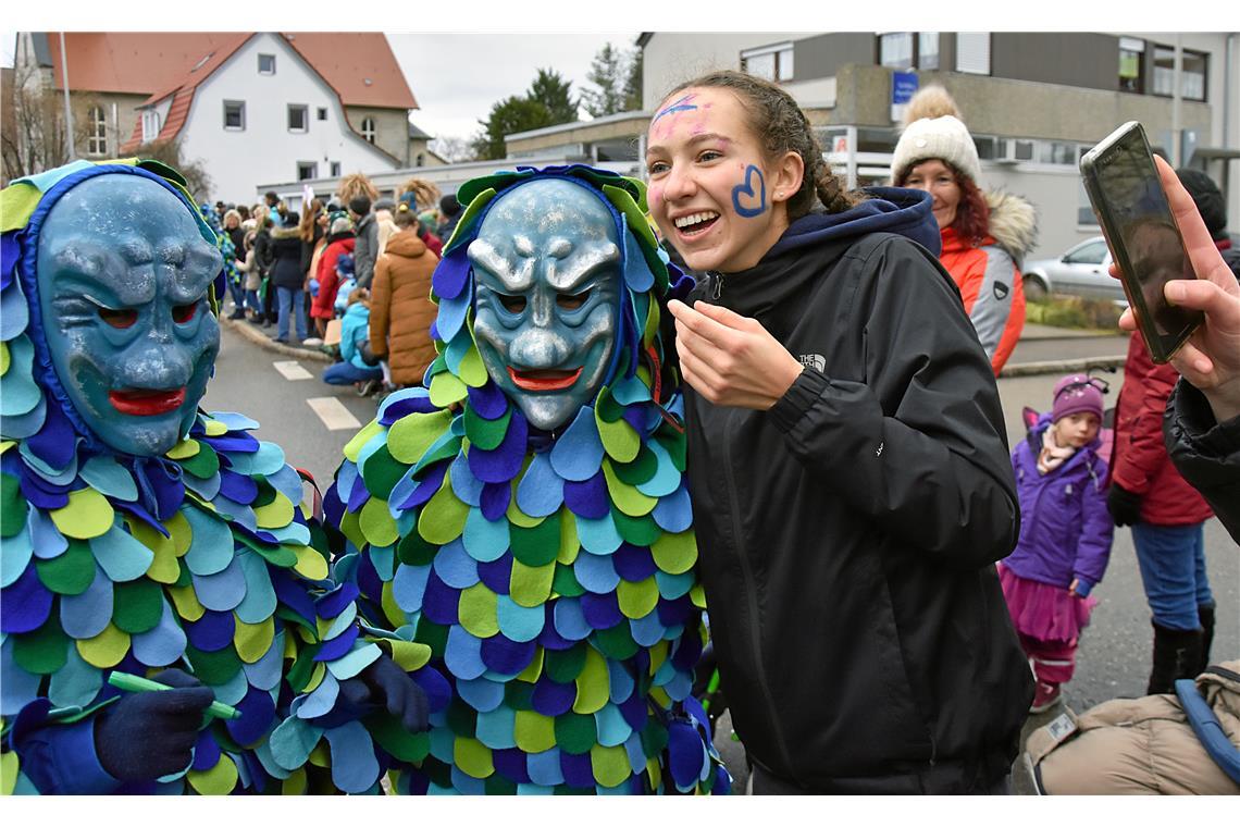 Herzlich geht es zu auf der Althüttener Hauptstraße. Narrenwochenende in Althütt...