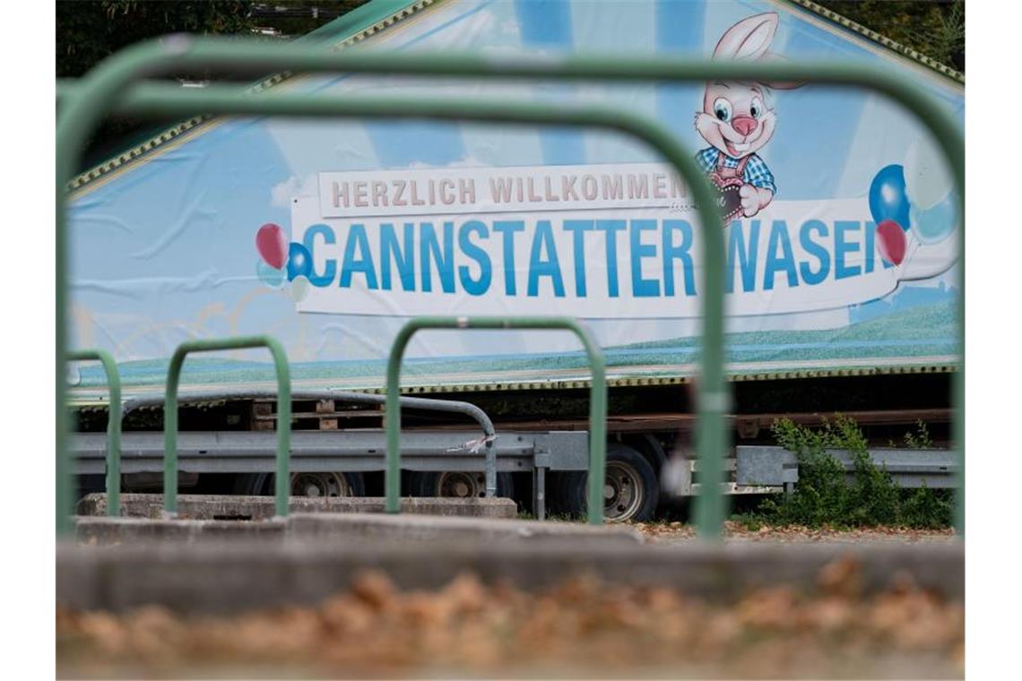 Endgültig: Kein Frühlingsfest in Stuttgart wegen Corona „Herzlich Willkommen Cannstatter Wasen“ steht auf dem Wasengelände auf einem Hänger. Foto: Marijan Murat/dpa/Archivbild