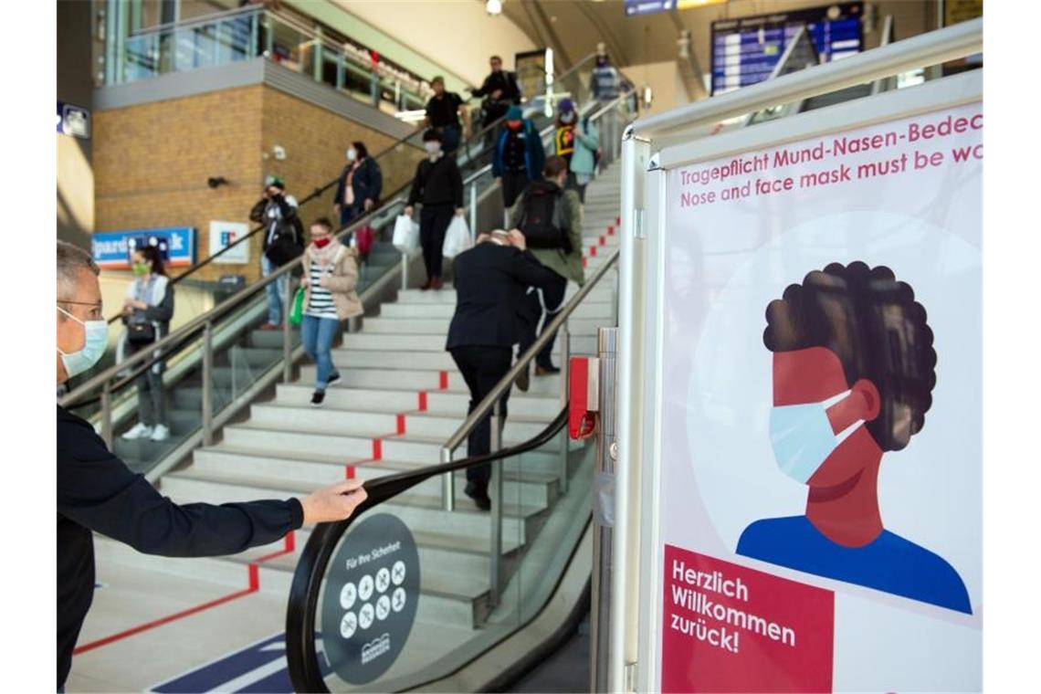 „Herzlich willkommen zurück! Tragepflicht Mund-Nasen-Bedeckung.“ steht auf diesem Schild in den Potsdamer Bahnhofs-Passagen. Foto: Soeren Stache/dpa-Zentralbild/dpa